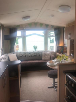 Cosy holiday caravan minutes from the beach